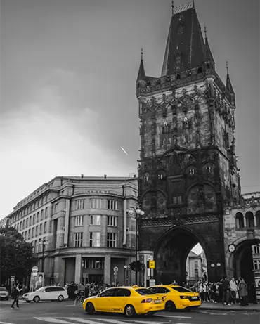 foto žluté taxi Praha Prašná brána